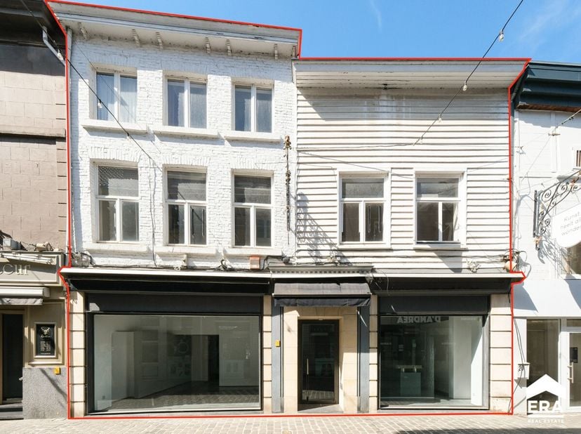 In de gekende Maastrichterstraat, in het bruisende stadscentrum van Hasselt, is dit charmante gebouw gelegen op een perceel van 1are35ca. Door de geve