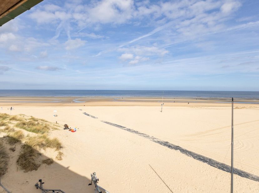Appartement unique avec vue imprenable sur la mer - Saint Idesbald Emplacement dans la résidence inclus ! Cet appartement exclusif allie luxe, tranqui
