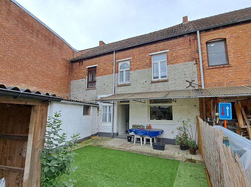 In het centrum van Zichem ligt deze te renoveren woning op een perceel van 1a 95ca met grote koer en bergingen. Het pand heeft op het gelijkvloers: ru