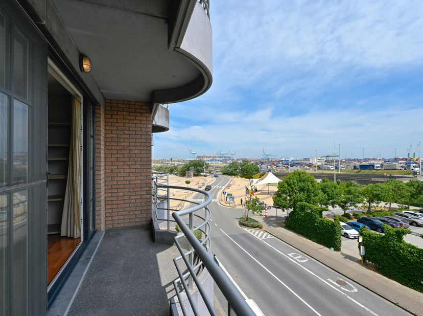Dit aangenaam appartement beschikt over volgende indeling:&lt;br /&gt;
Inkomhall met vestiaire, toilet, mooie leefruimte met toegang tot een volwaardig terr