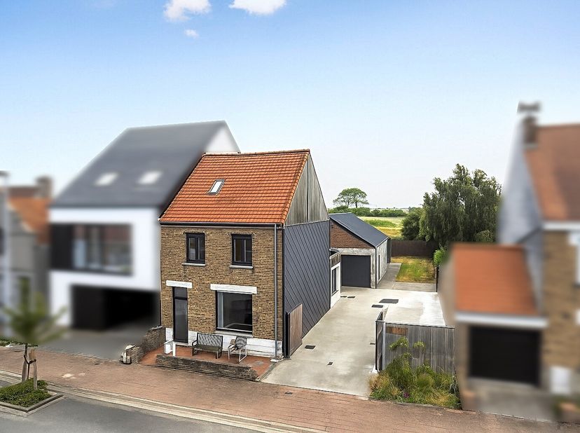 Op een grondoppervlakte van 512m² vinden we deze gerenoveerde woning met 3 slaapkamers te koop. Het huis is gelegen in de Moeresteenweg te Adinkerke d