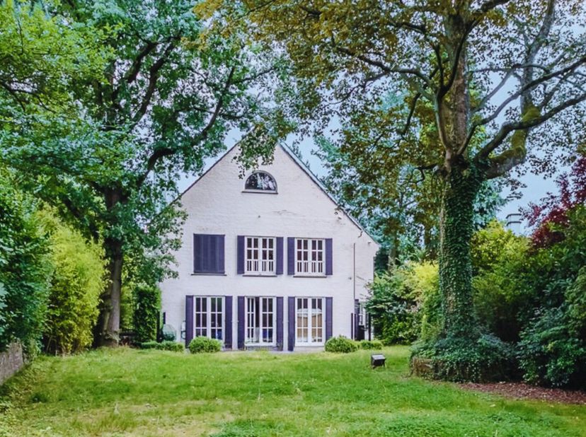 Dans le prestigieux quartier Errera, lun des plus recherchés de Bruxelles, cette villa classique denviron 585 m² habitables bénéficie dun environnemen