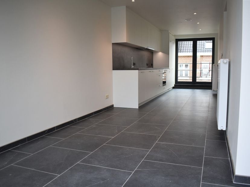 Dit recent duplex appartement is gelegen in het centrum van Brakel op wandelafstand van de markt en tal van winkels. Tevens is er een vlotte verbindin