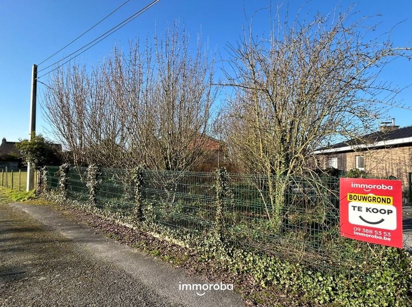 Bouwrijp perceel voor open bebouwing in doodlopende straat in leuke, bruisende wijk. Rustige, doch centrale ligging met station, winkels en scholen op