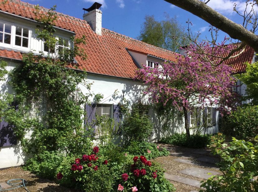 Zeldzame woning met pure charme op 10 minuten van NIVELLES&lt;br /&gt;
Ligging :&lt;br /&gt;
Op het kruispunt van de E19 en de E42, 50 km ten zuiden van Brussel,