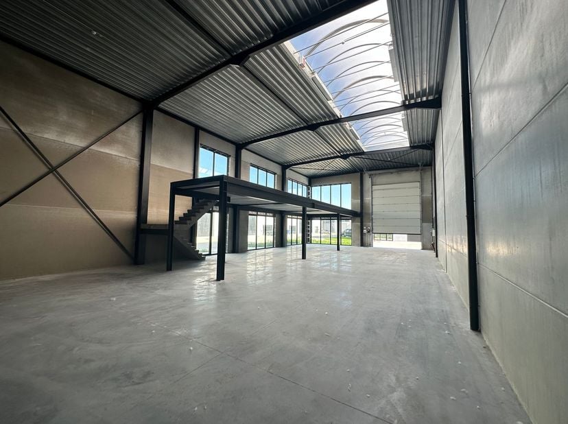 Nieuwbouw KMO-unit bestaande uit 288 m² opslagruimte met 94 m² mezzanine op een perceel van 486 m² te koop. De unit maakt deel uit van de gloednieuwe