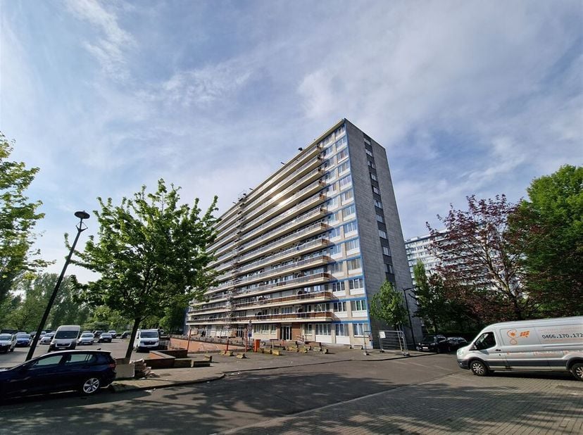 A proximité de Veeweyde. Magnifique penthouse +/- 60m², 1 chambre et terrasse. Composé comme suit : spacieux et lumineux living +/- 36m² avec cuisine