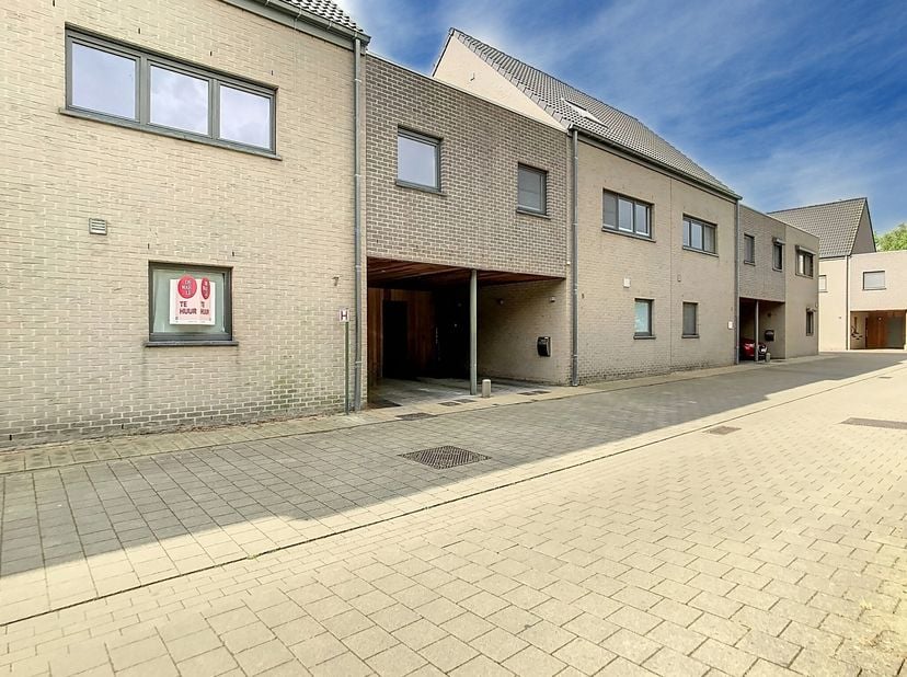 La maison dispose d&#039;un espace de vie spacieux qui s&#039;intègre parfaitement dans une cuisine ouverte moderne. Il est entièrement équipé et constitue le c