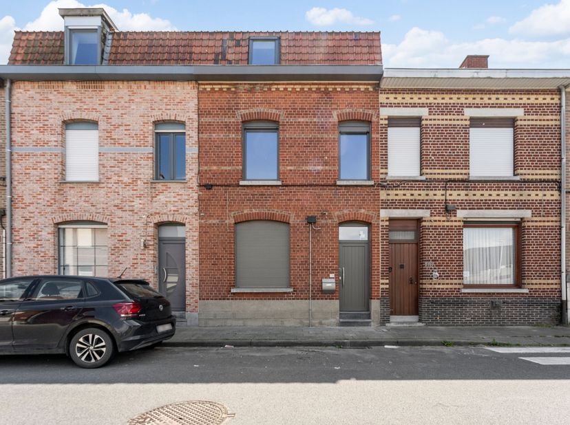 Volledig gerenoveerde woning met 4 slaapkamers en tuin te koop in Menen!&lt;br /&gt;
Op zoek naar een instapklare woning zonder renovatiezorgen? Deze stijlv