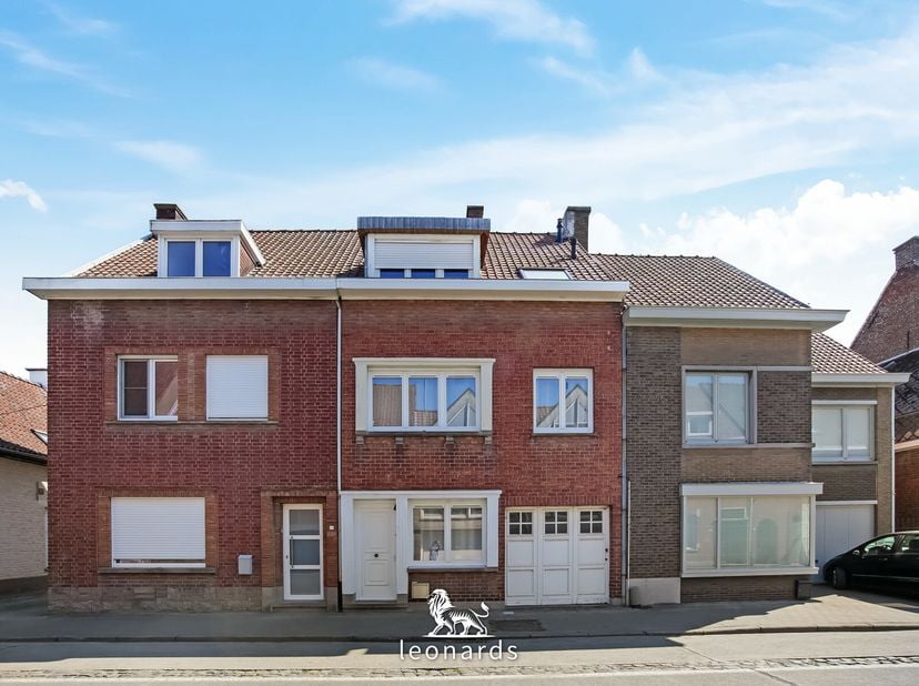 Stijlvol wonen in Heule? Deze instapklare woning in de Mellestraat is helemaal klaar voor haar volgende bewoners. In 2021 kreeg het huis een totaalren