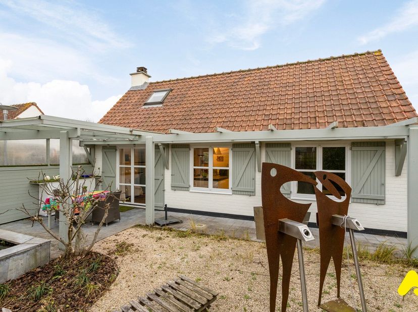Goed onderhouden vakantiewoning met 4 slaapkamers gelegen in het vakantiedomein &quot;Duinhoek&quot; te De Panne. &lt;br /&gt;
&lt;br /&gt;
De woning omvat inkomhal, leefru