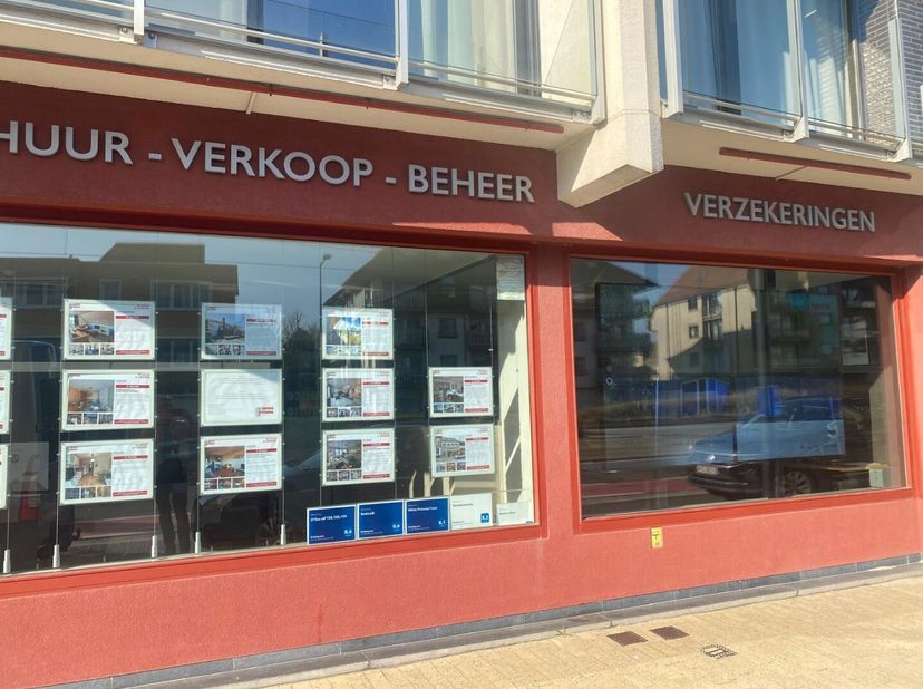 154 m2 kantooruimte in het centrum van Oostduinkerke dat onderverdeeld is in vier grote bureauruimtes. Er is een goed uitgeruste keuken, apart toilet