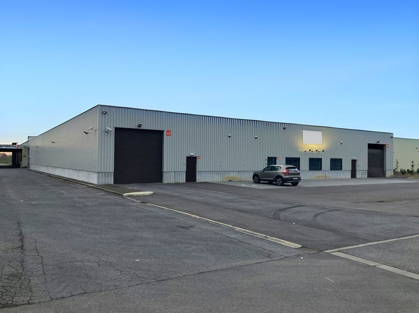 Cet entrepôt (unité D) est situé dans le parc industriel de Drongen et est facilement accessible via l&#039;E40. Il y a également un grand espace de statio