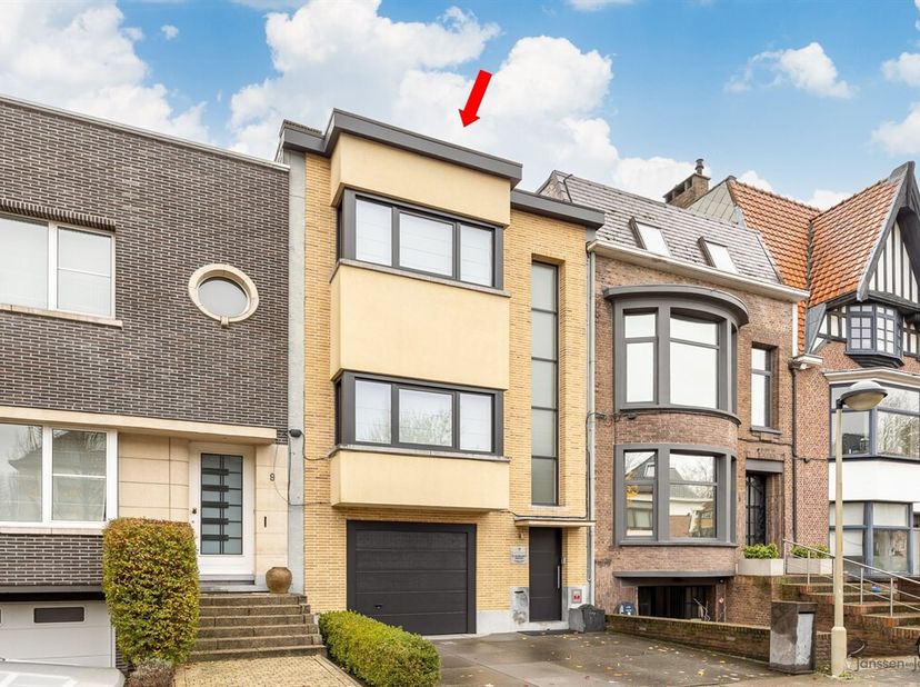 Maison de ville rénovée avec min 3 chambres et espace de pratique à Berchem.&lt;br /&gt;
Rez-de-chaussée :&lt;br /&gt;
Hall d&#039;entrée de 15 m² avec toilette séparé