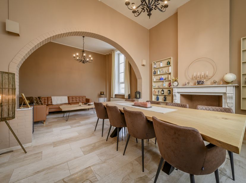 Dans la Pollinkhovestraat à Pollinkhove, nous trouvons cet authentique manoir à vendre. Cette maison spacieuse d&#039;une superficie de 404 m² est située a