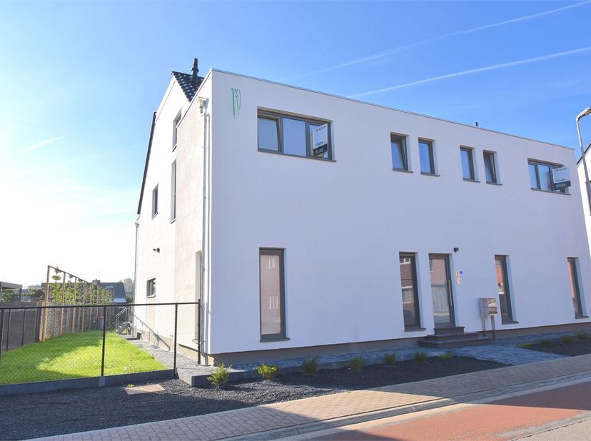 Volledig vernieuwd duplex appartement in een kleinschalig gebouw met 4 appartementen, gelegen op wandelafstand van het centrum van Lanaken.&lt;br /&gt;
Ook