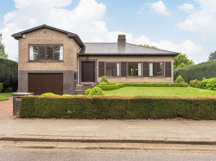 Deze charmante woning, gelegen in de residentiële en groene wijk Zevenbergen in Lier, biedt een uitstekende combinatie van ruimte en rust. &lt;br /&gt;
De w