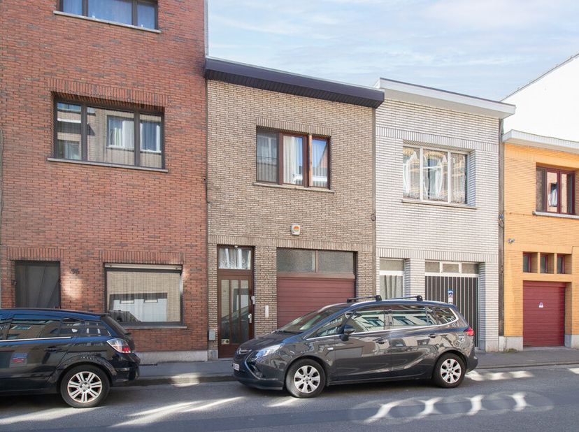 Op zoek naar een gezellige woning met veel potentieel? Dan is deze charmante woning zeker een bezoek waard! Ze is gunstig gelegen, vlak bij invalswege