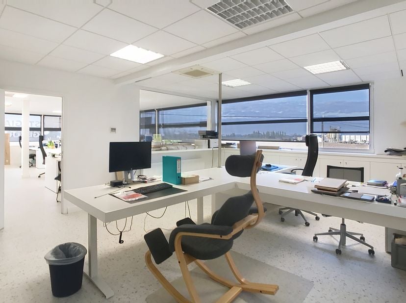 Bedrijfsgebouw op zichtlocatie langs de Ring/R32 te Roeselare.&lt;br /&gt;
* Gelijkvloers:&lt;br /&gt;
&amp;gt; Showroom/kantoor van ca. 180m²:&lt;br /&gt;
- 2 vergaderzale
