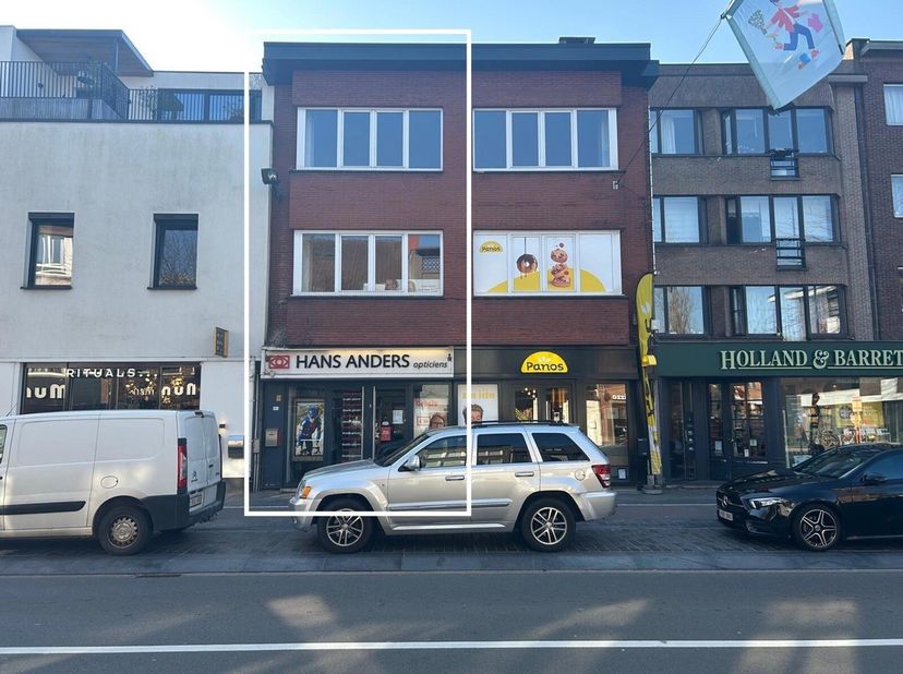 Handelspand gelegen op toplocatie in centrum Brasschaat, met achteringang en ruime en droge kelder (ideaal als opslagruimte). Op het gelijkvloers vind
