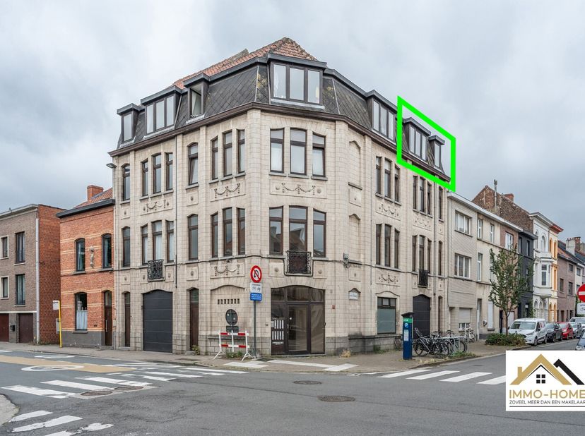 Op de rand van het stadscentrum van Gent vinden we deze prachtig gerenoveerde twee-slaapkamer-appartement terug. Via de gemeenschappelijke traphal ber