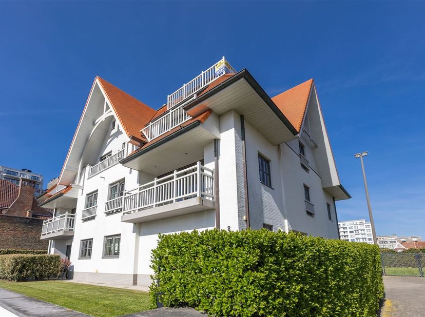 Ongemeubeld appartement in recent gebouw met als indeling : inkomhal, woonkamer met open en volledig geïnstalleerde keuken, berging, badkamer met lava