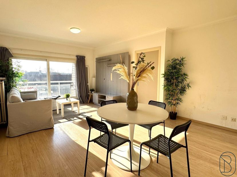 GEZELLIG INSTAPKLAAR APPARTEMENT met BALKON en GARAGE! Goeie ligging op FIETSAFSTAND van CENTRUM KORTRIJK en in de nabijheid van scholen, winkels en o
