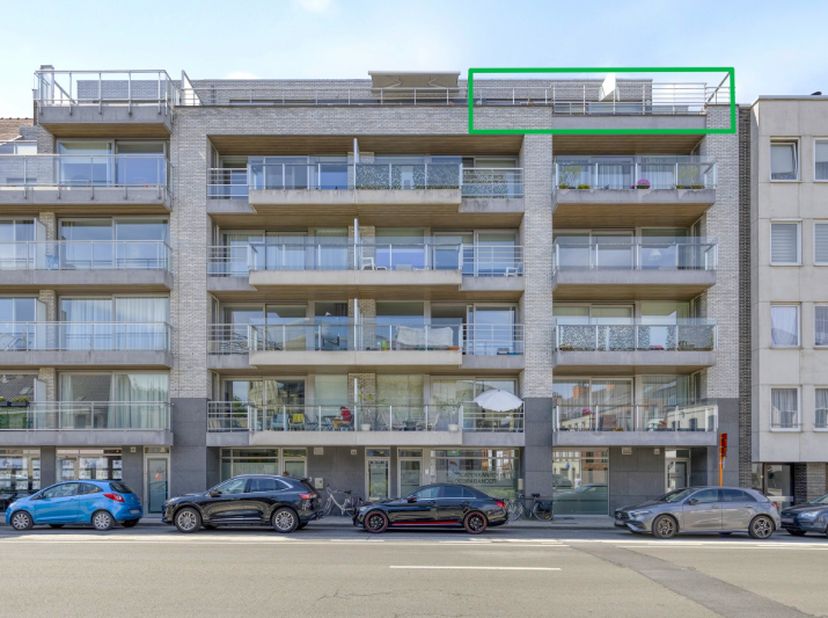 Op zoek naar een instapklaar appartement met veel lichtinval en buitenruimte? Dan is dit appartement op de bovenste verdieping zeker het ontdekken waa