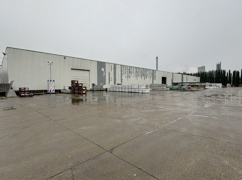 5.299m² entrepôt avec 1ha d&#039;espace extérieur pavé, extensible à 12.799m² d&#039;entrepôt et à 58.000m² d&#039;espace extérieur pavé&lt;br /&gt;
Emplacement : au cur d