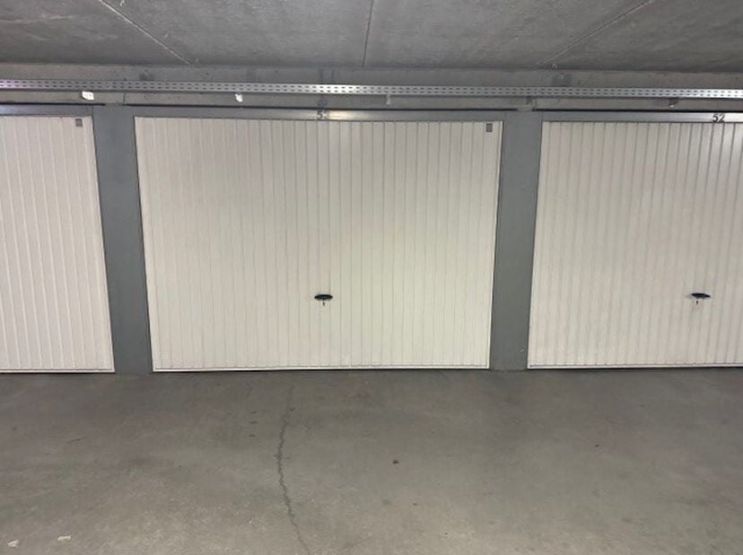 Tandem box nr. 53 op verdieping -1 te huur op jaarbasis. De garagebox is gemakkelijk toegankelijk. Huurprijs euro 2520 euro per jaar (=210 euro per ma