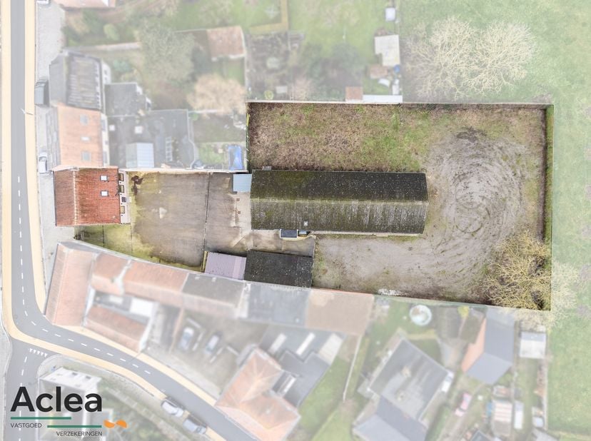 In de dorpskern van Sint-Laureins, in de levendige Dorpsstraat, bevindt zich deze veelzijdige eigendom op een ruim perceel van 2.510 m². Deze eigendom