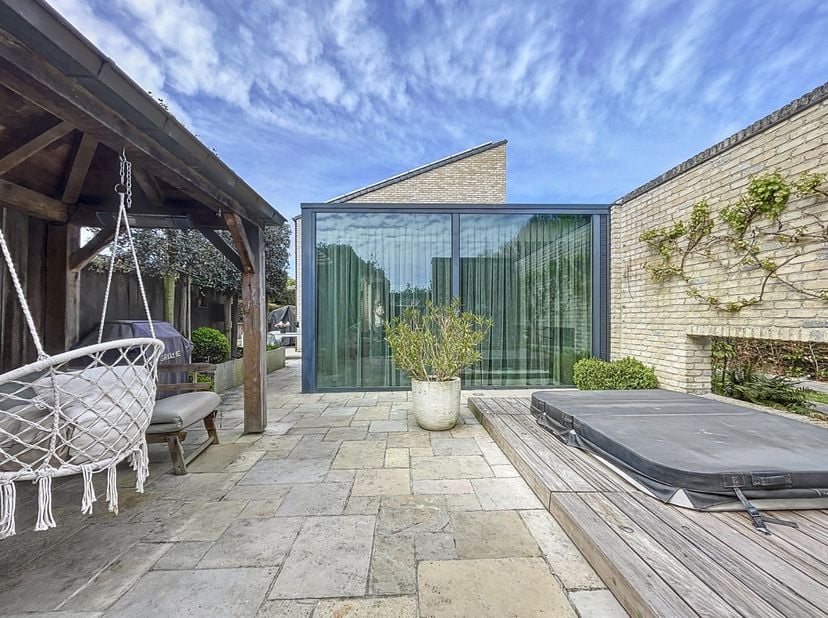 Maison entièrement rénovée (2008) située à proximité du centre de Koksijde-Village et des dunes. La propriété comprend : hall d&#039;entrée avec toilettes,