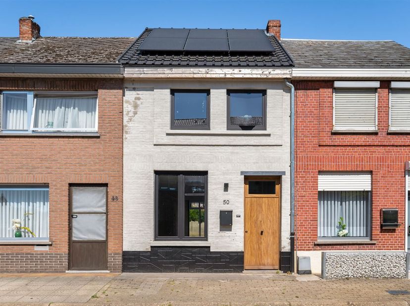 Ligging: is rustig gelegen in een groene, residentiële buurt op korte afstand van het stadscentrum. De locatie biedt een vlotte verbinding met de E314