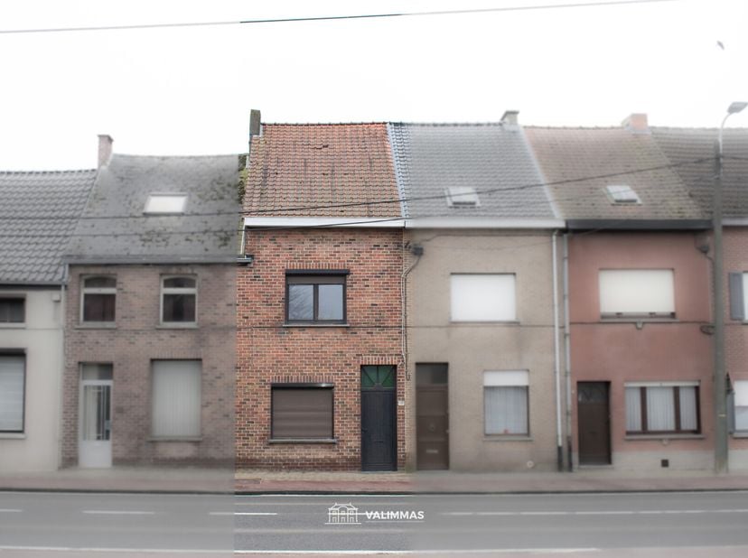 VALIMMAS verkoopt aan de rand van het centrum deze rijwoning met terras en parkeerplaats.       Het gelijkvloers omvat een living, een open ingerichte