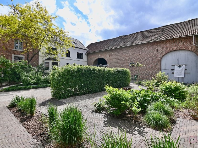 In de dorpskern van het landelijke Montenaken bij Gingelom, vinden we ter hoogte van de Langstraat 18, deze instapklare authentieke vierkantshoeve ter