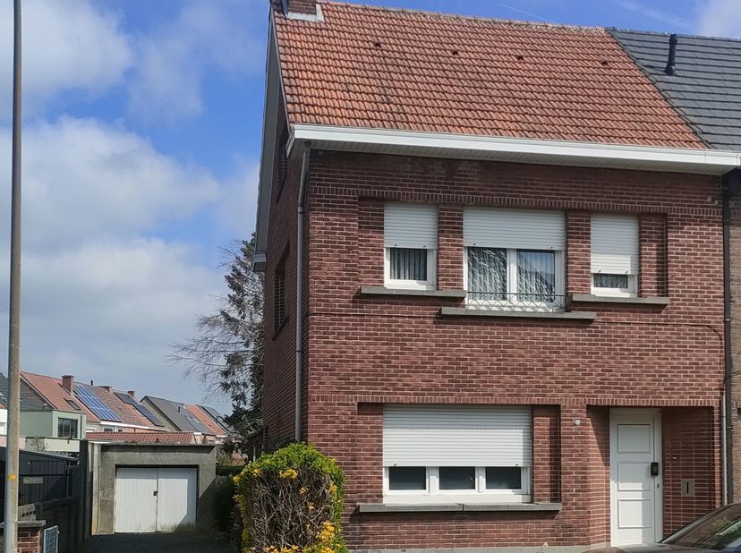 Ben je op zoek naar een te renoveren, halfopen bebouwing met veel potentieel? Laat deze kans niet aan je voorbijgaan! Gelegen in een autoluwe straat m