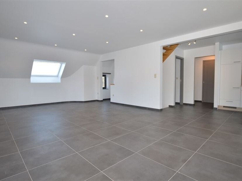 L&#039;Immobilière L.A. de HAMME-MILLE vous propose ce  magnifique triplex très lumineux de +/- 150 m² offrant 3 chambres, un séjour de 35 m² une cuisine s