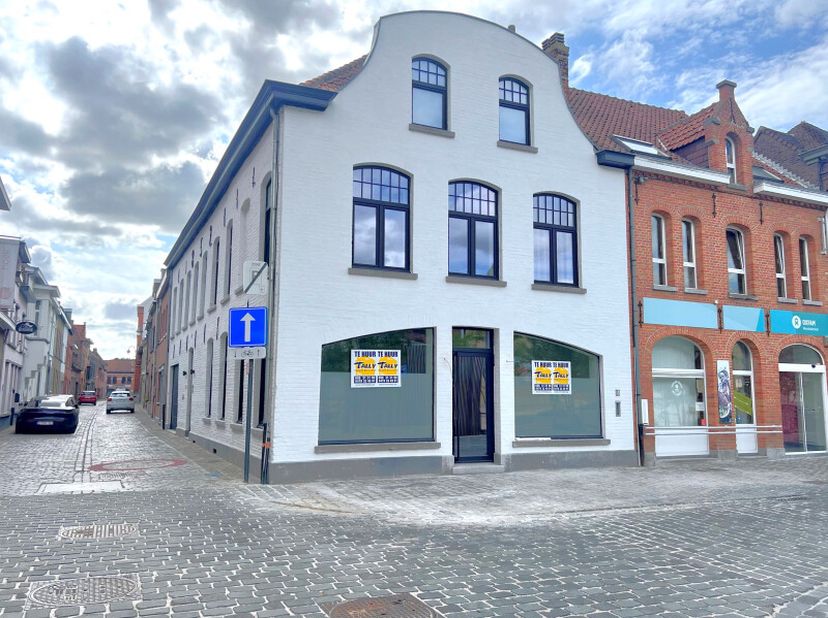 Op zoek naar een handelspand op een topligging in Wervik? Dit recent gerenoveerde pand (2025) biedt uitstekende zichtbaarheid en parkeergelegenheid pa