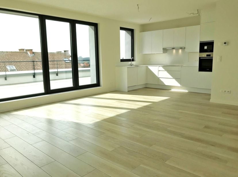 Calevoet / Lycée Français. Spacieux penthouse dans un immeuble neuf (Basse Energie). 2 grandes chambres, living avec cuisine full équipée, 1 terrasse