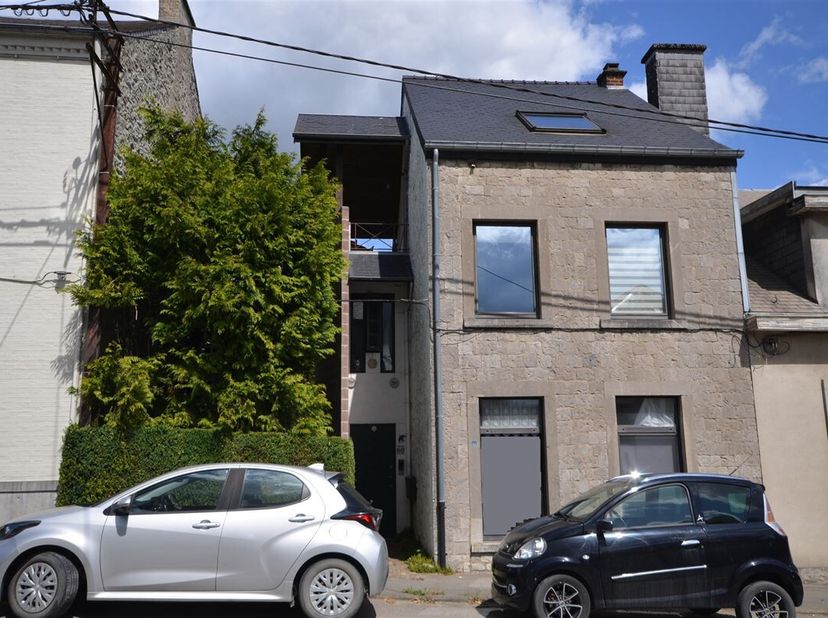 Ideaal gelegen beleggingspand in het centrum van Couvin, dicht bij winkels, scholen en vervoer. Het pand bestaat uit twee aparte appartementen met apa