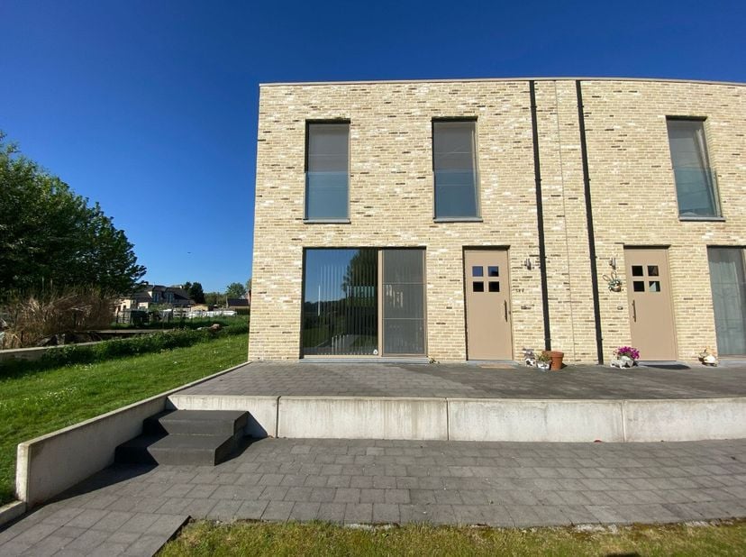 Rustig gelegen woning met 2 slaapkamers, dressing, en tuin in Hoepertingen (Tongeren-Borgloon).De woning heeft een bewoonbare oppervlakte van 110m² en