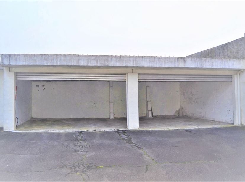 Espace de stockage pratique de 80m² avec 2 grandes portes.&lt;br /&gt;
L&#039;électricité est disponible. L&#039;espace est loué sous le régime de la TVA.