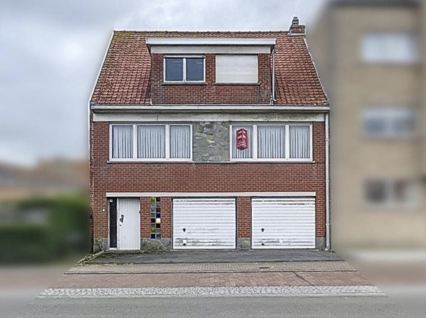 TE RENOVEREN WONING &lt;br /&gt;
 &lt;br /&gt;
Halfopen rijwoning met 2 garages, woongedeelte op eerste verdieping, en ruime zolder.  Te renoveren. Wg, geen Worg,