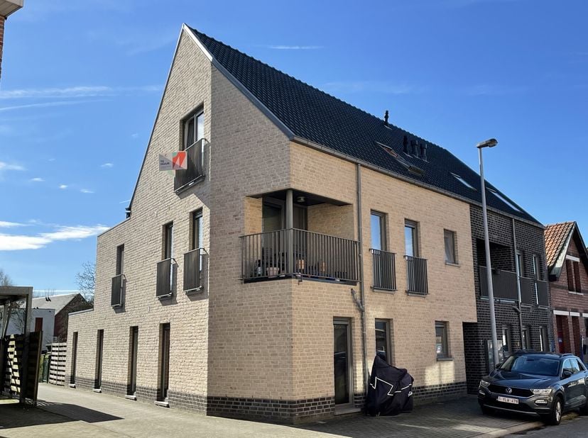Appartement à louer
                    à 2400 Mol