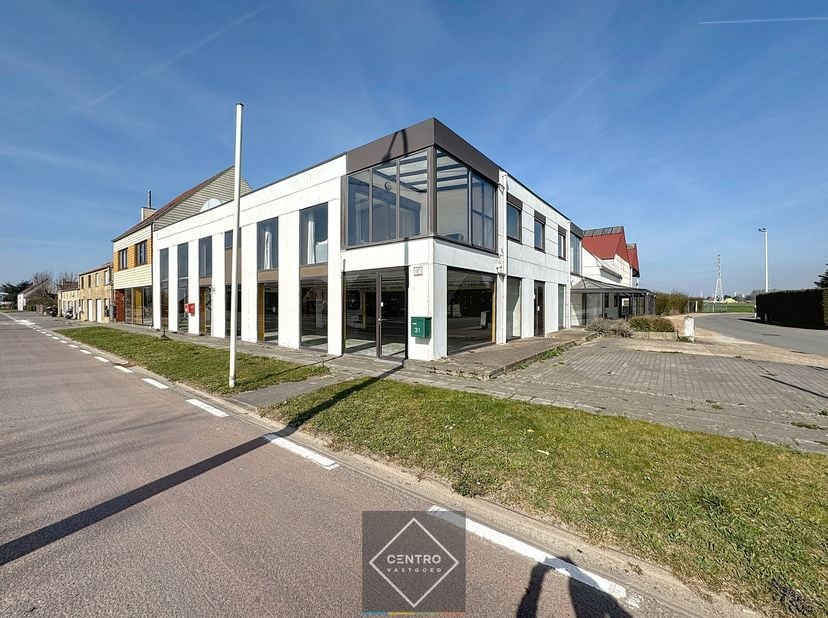 INVESTERING met gespreid risico: COMMERCIEEL gelegen handelspand met magazijn met parkeergelegenheid + 3 Verhuurde appartementen, op 1.330m2 grond lan