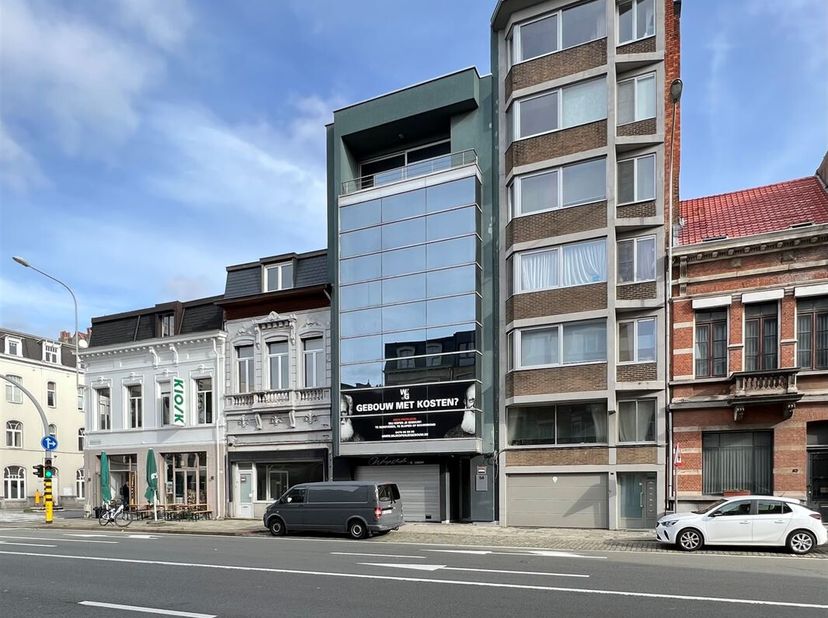 Kantoorgebouw met garage en 4 kantoren te Antwerpen Berchem met vergunning (afgeleverd in 2020) afgeleverd voor 3 appartementen, 1 duplex, 3 studio&#039;s