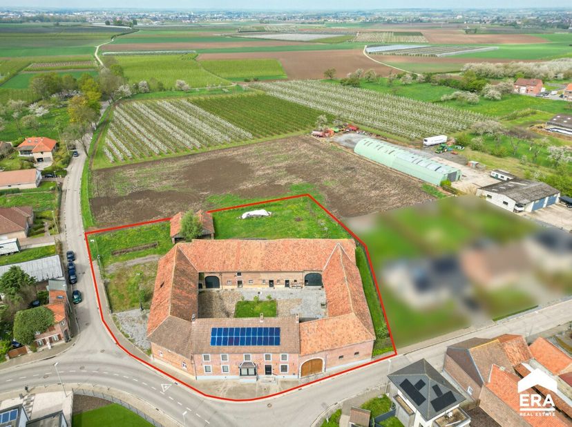 Deze karaktervolle vierkansthoeve is gelegen in het landelijke Groot-Gelmen en heeft een bewoonbare oppervlakte van 361m² (volgens opgave EPC). Deze h