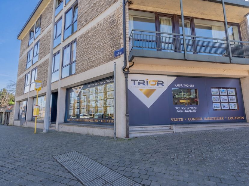 TRIOR Nivelles vous propose ce superbe rez commercial d&#039;une superficie de +/- 137m2 + Garage et cave,  idéalement situé au cur de Nivelles, offrant un