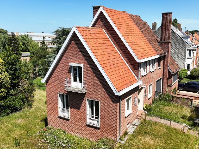 Op een toplocatie in Nieuwpoort, langs een charmante boombeklede laan, vindt u deze authentieke woning met tal van mogelijkheden. Dankzij de centrale