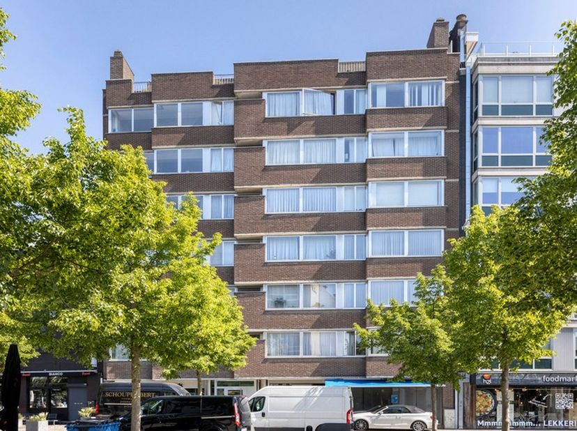 Op slechts 25 meter van de Markt vind je dit goed onderhouden appartement met een prachtig uitzicht op een groene, autoluwe omgeving. Een rustige ligg